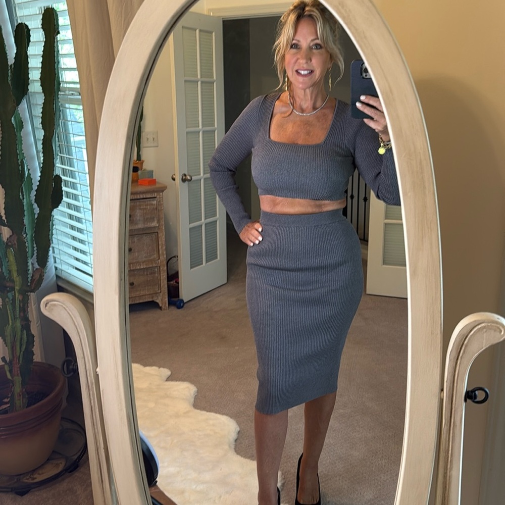 Elegant 2 piece sweater skirt set